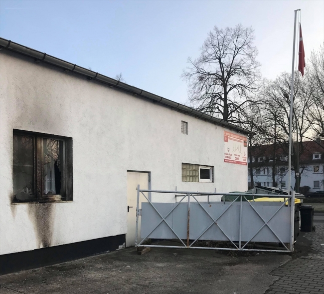 Almanya'da camiye molotoflu saldırı